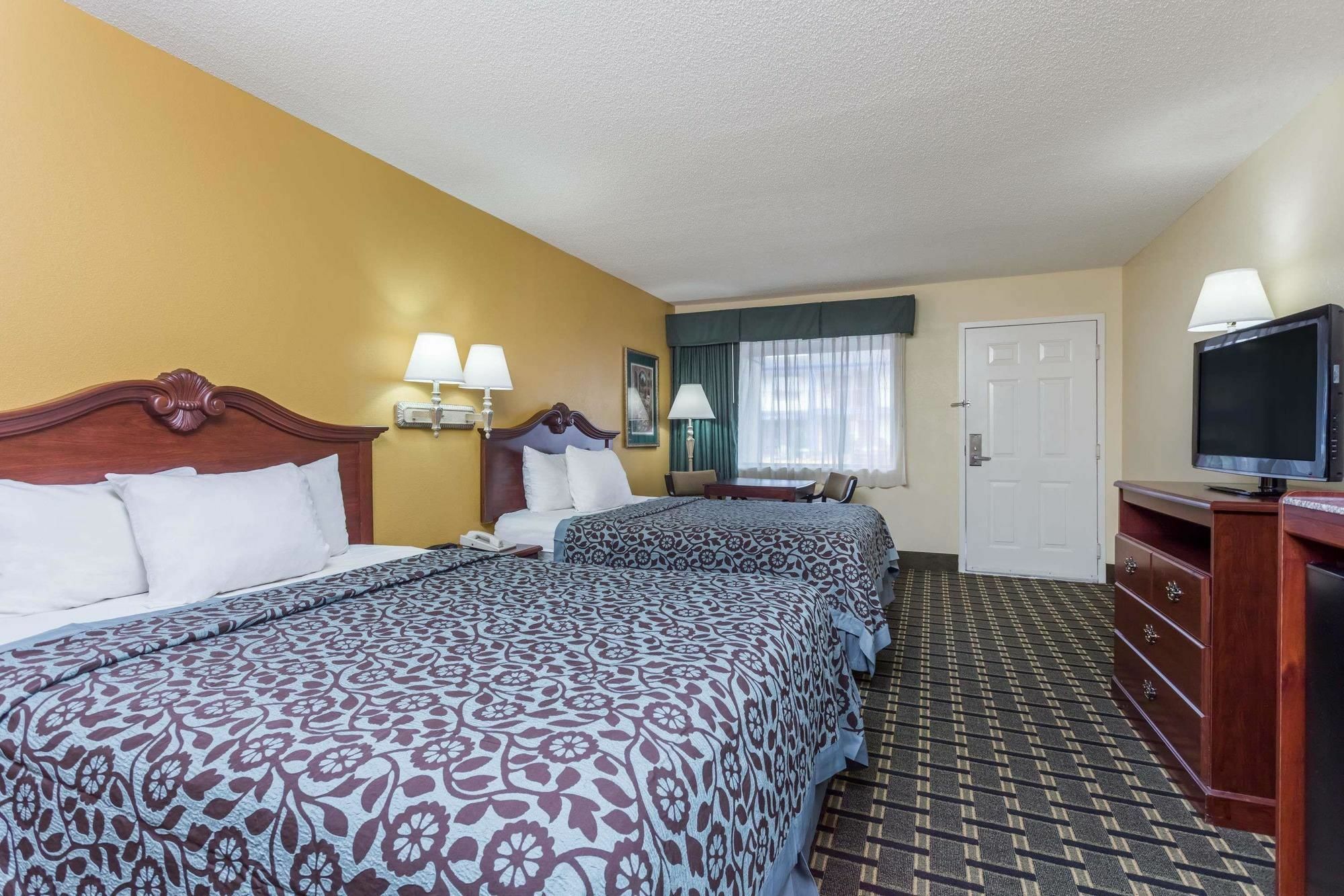 Days Inn & Suites By Wyndham Warner Robins Near Robins Afb Eksteriør billede