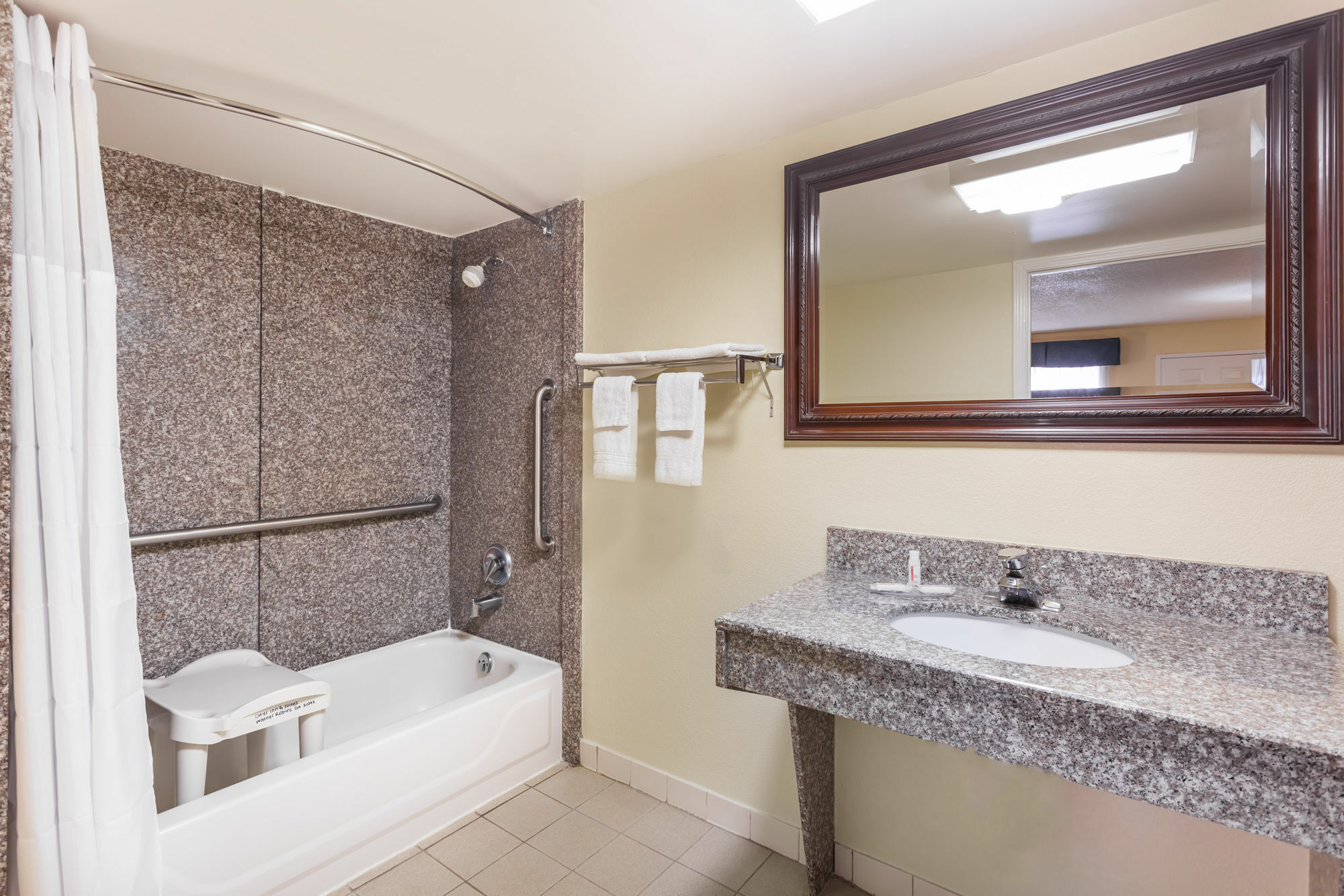 Days Inn & Suites By Wyndham Warner Robins Near Robins Afb Eksteriør billede